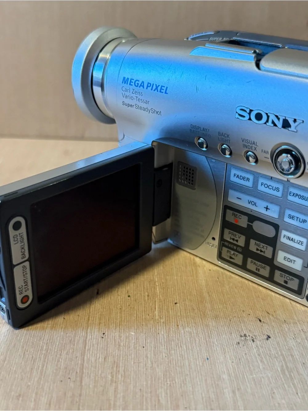 SONY 120X DVD R/RW, 3.5LCD Mega pixel Handy Cam“UNTESTED” No/Charg/Batt Read Blw